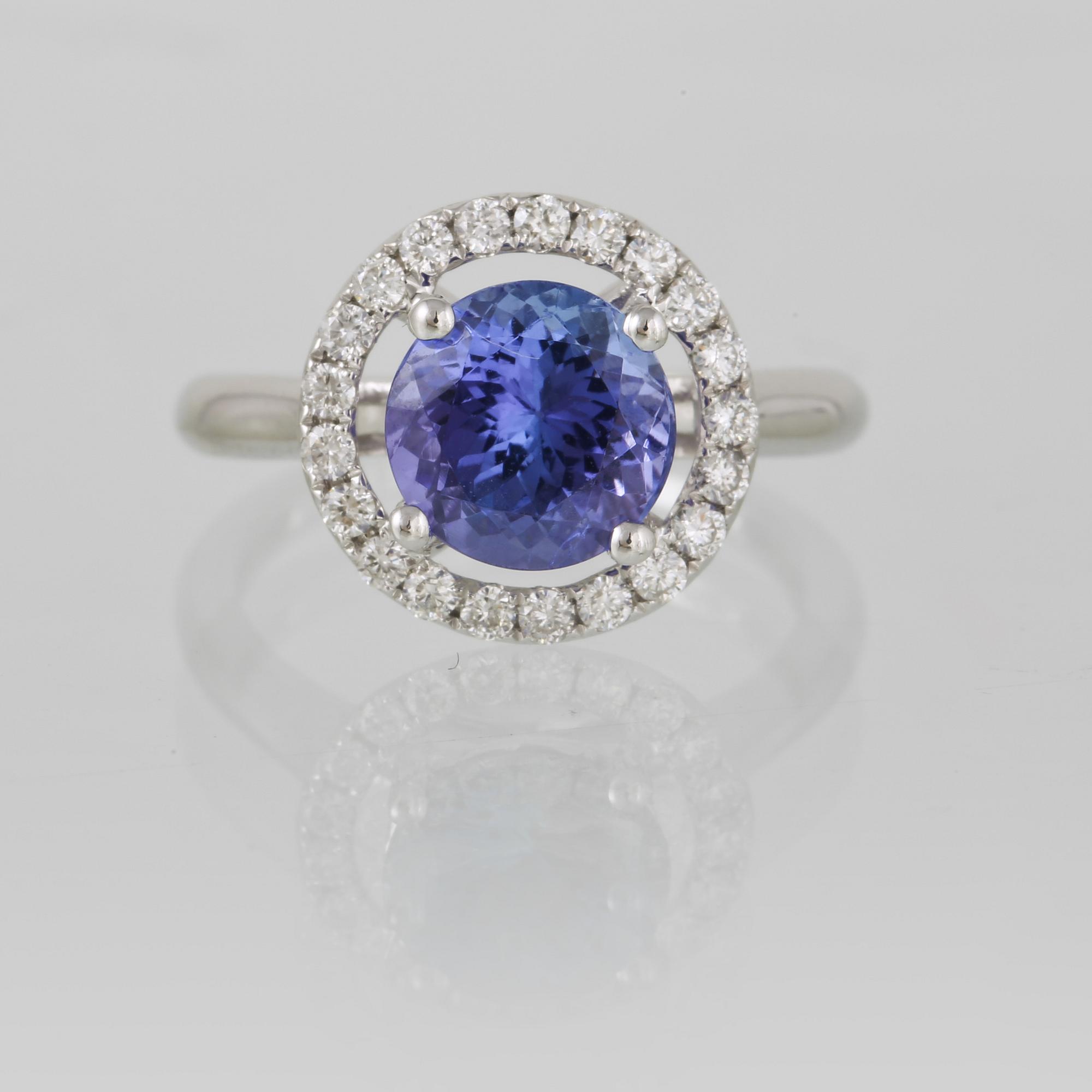 RING, 18K vitguld med briljantslipade diamanter 0.31 ct samt fasettslipad tanzanit 2.33 ct. Vikt 3,7 gram.