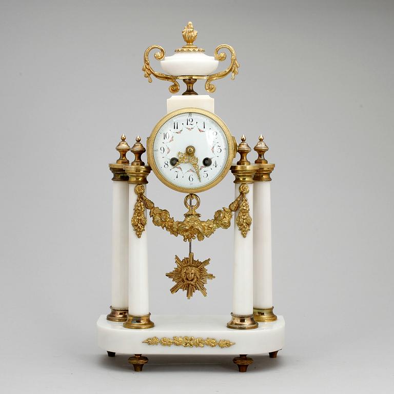 BORDSPENDYL, Louis XVI-stil, 1900-talets första hälft.