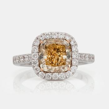 669. RING med en kuddslipad diamant, ca 3.15 ct, samt briljantslipade pavéfattade färglösa diamanter totalt ca 0.65 ct.