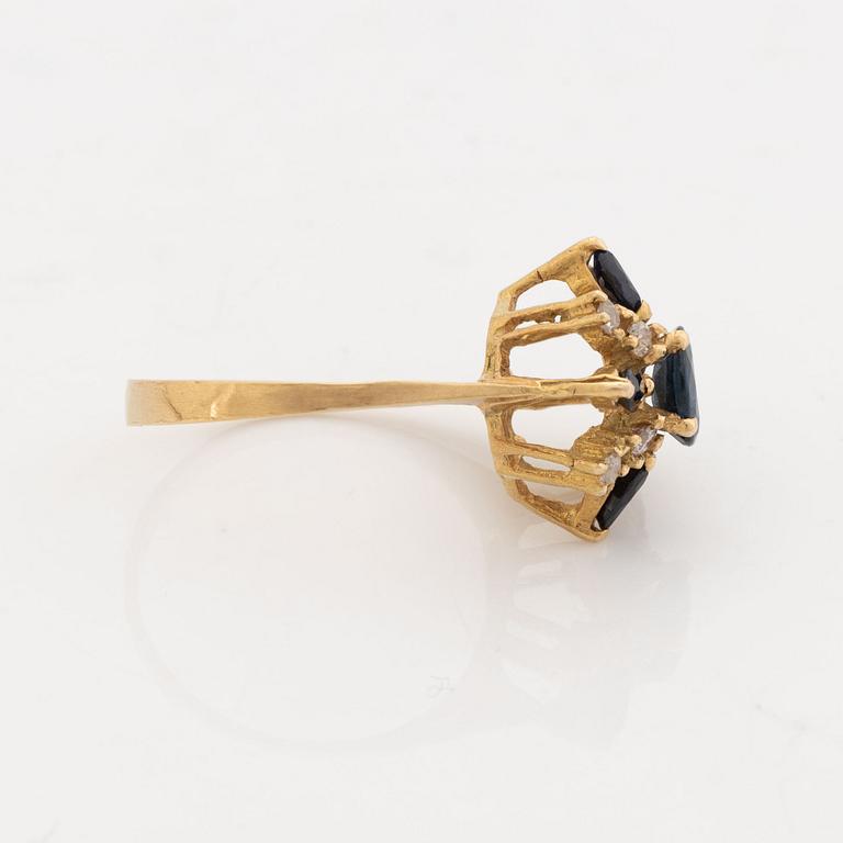 Ring, guld och safirer och briljantslipade diamanter.