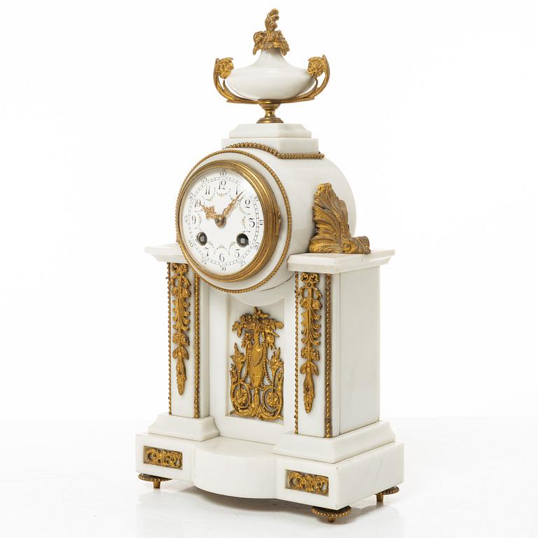 A Louis XVI-style mantle clock, around 1900.