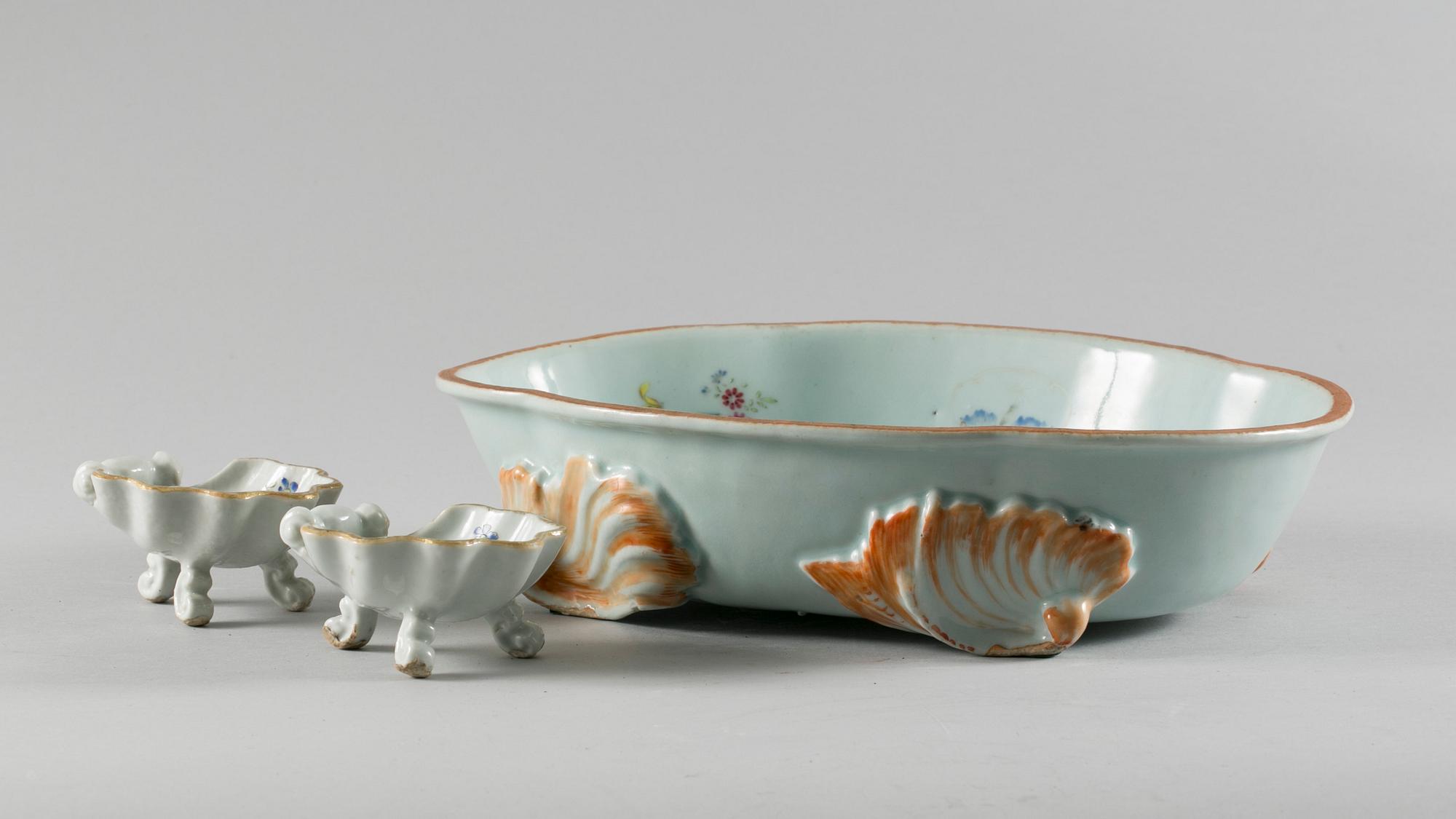 UPPLÄGGNINGSSKÅL samt SALTKAR, ett par, kompaniporslin. Qingdynastin, Qianlong (1736-95).