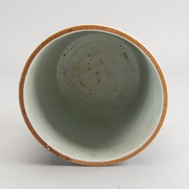 A Transitional Wucai brush pot, 17th Century.