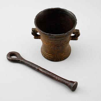 MORTEL MED STÖT, järn, daterad 1688.