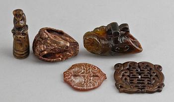 SPÄNNEN och ORNAMENT, 5st, sten. Asien, 1900-tal.