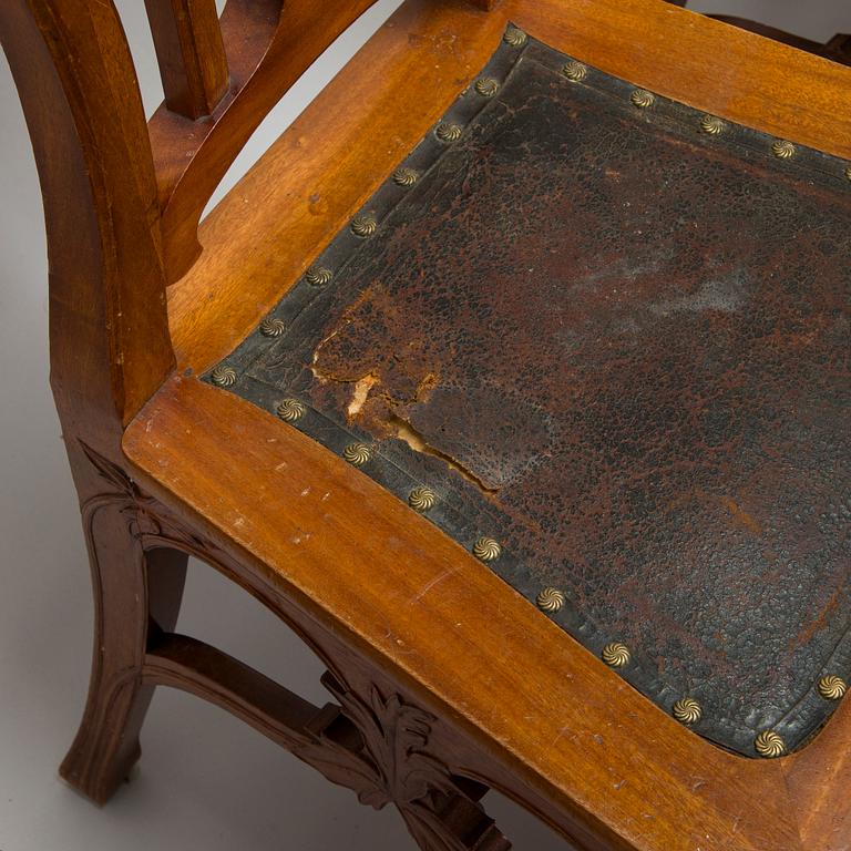 Karl Tirén, An Art Nouveau mahogany dining table with twelve chairs, A.B Naeslunds Möbelfabrik i Umeå, approx. 1901.