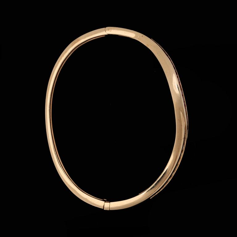 A bangle with carré cut rubies and brilliant cut diamonds, app. 1.10 ct.