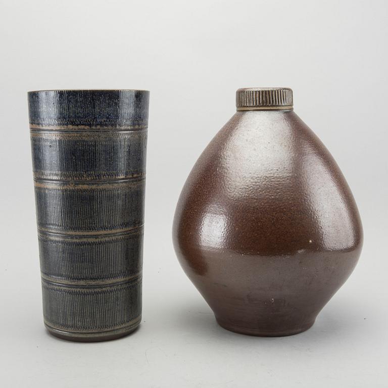 ARTHUR ANDERSSON, golvvaser 2 st Vallåkra saltglaserat stengods  signerade 1900-talets andra  hälft.