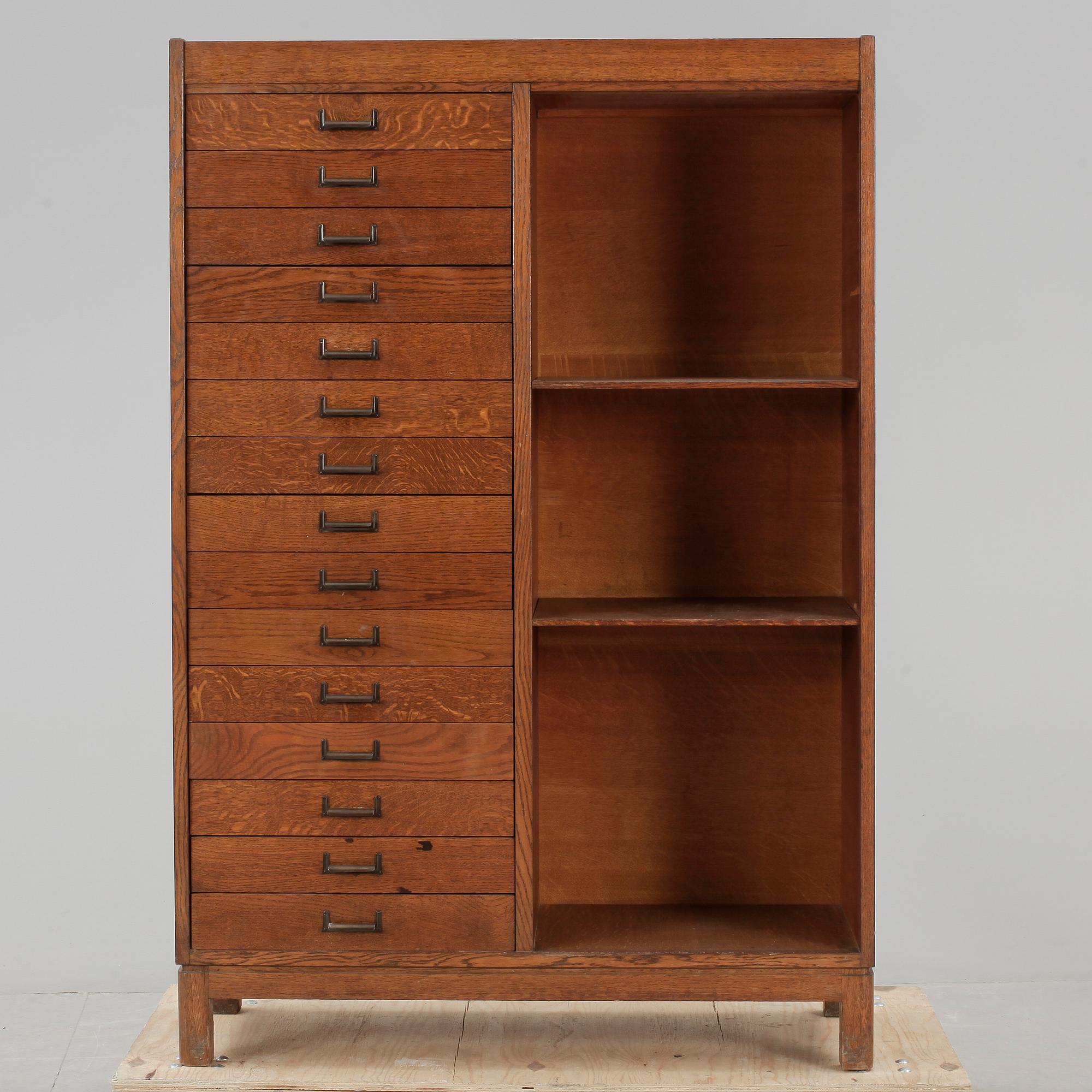 DOKUMENTSKÅP, 1900-talets första hälft.