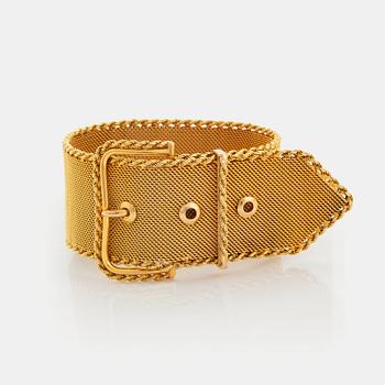 An 18K gold buckle bracelet.