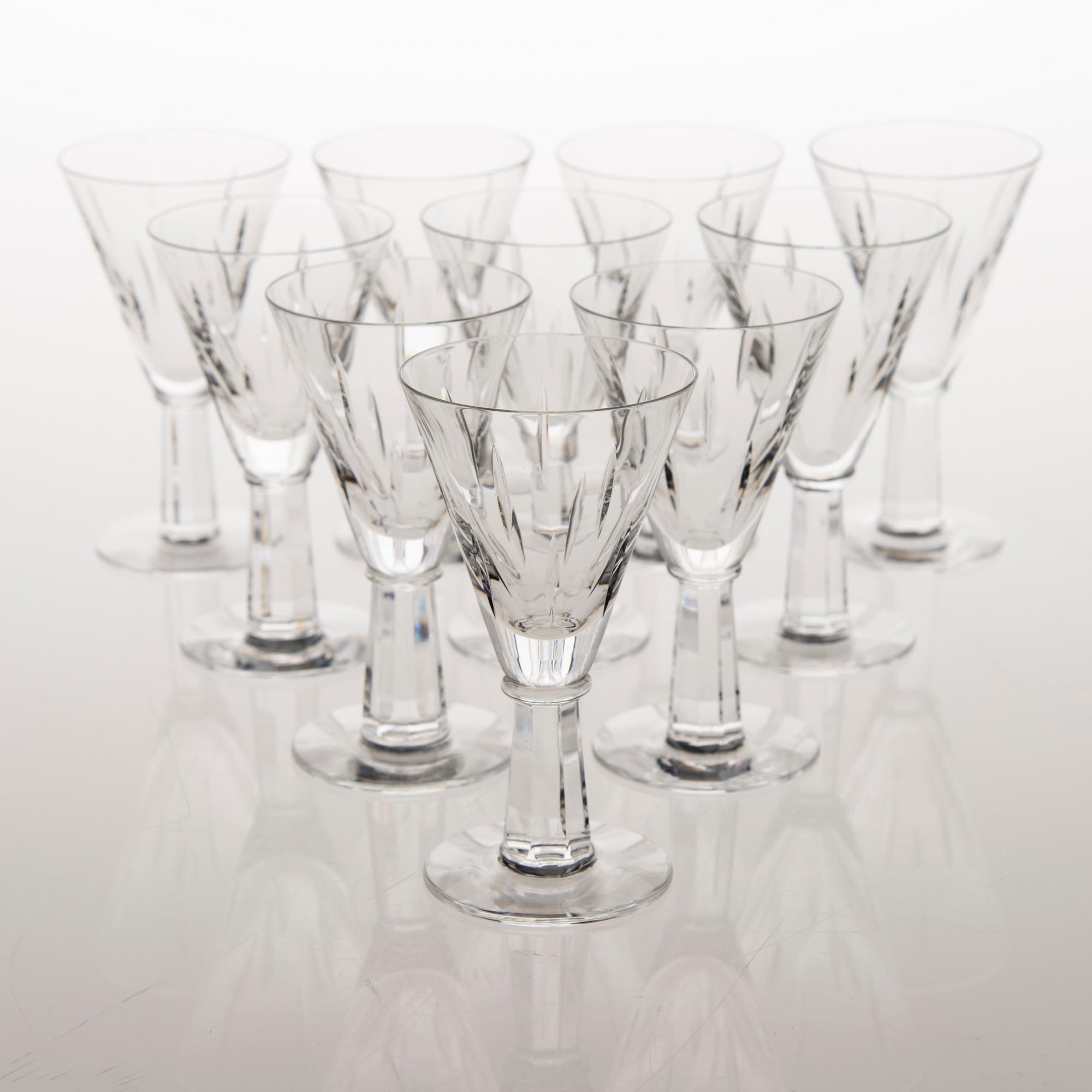 SAARA HOPEA, a 36-piece set of 'Inari' glassware for Nuutajärvi. Designed in 1953.