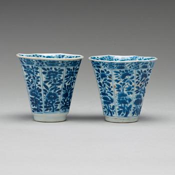 A pair of blue and white cups with stands, Qing dynasty, Kangxi (1662-1722).