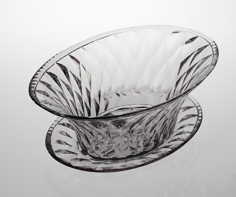 A Simon Gate cut glass bowl on stand, Orrefors 1929.