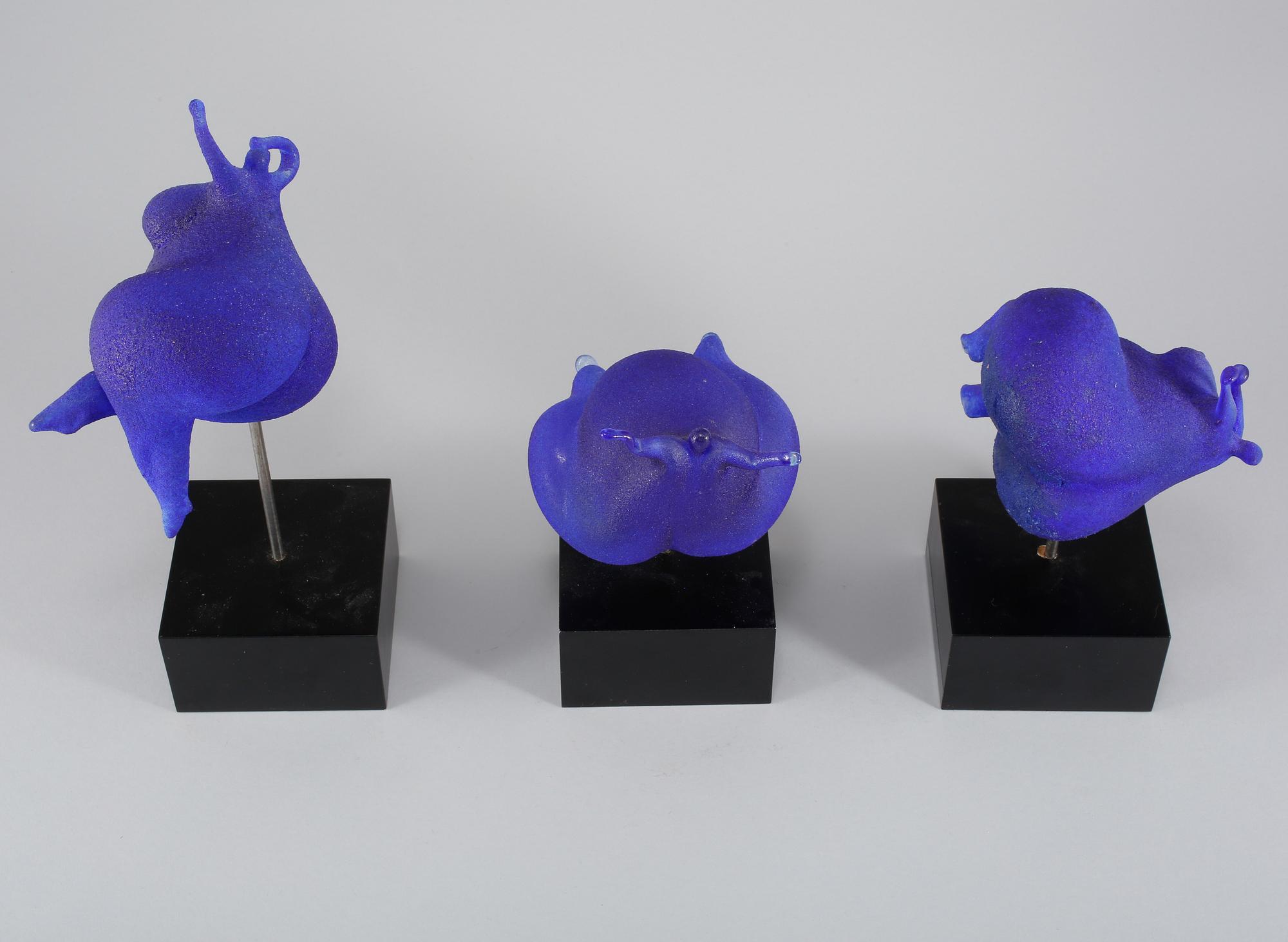 SKULPTURER, 3 st, glas, Kjell Engman, Kosta Boda, 1900-talets slut.