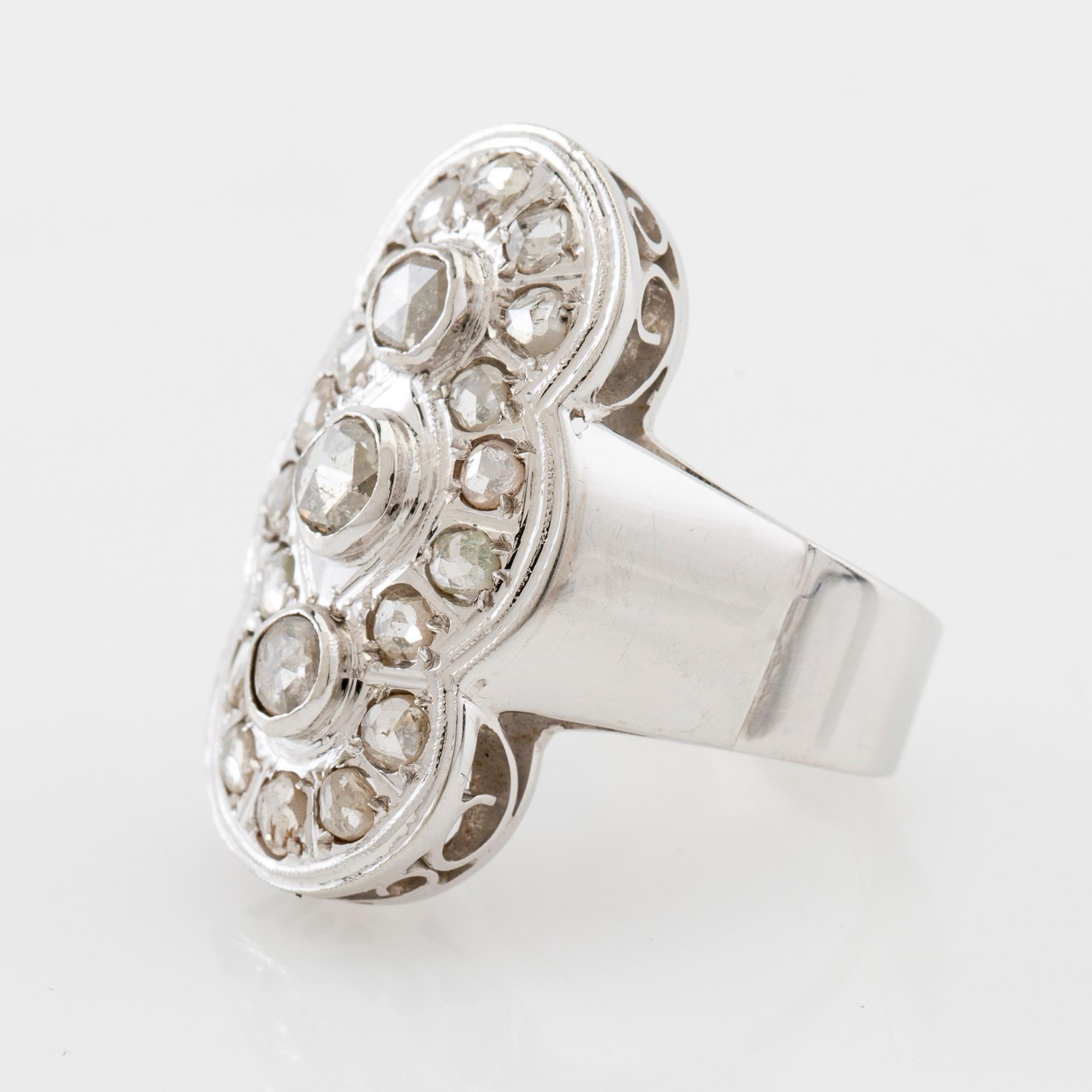 Ring 18K white gold set with rose-cut diamonds.
