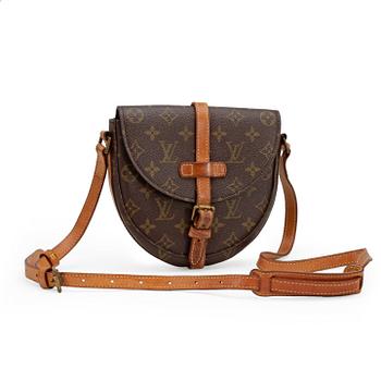 517. LOUIS VUITTON, axelremsväska, "Chantilly".