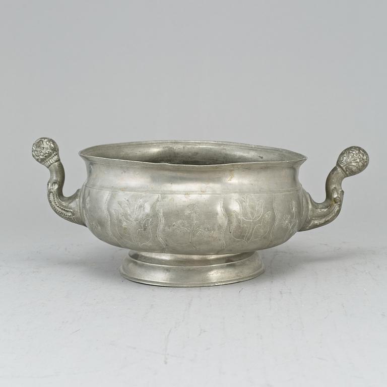 An 18/19th century pewter bowl.