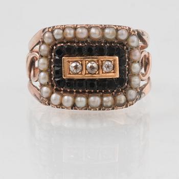 RING, 10K guld med rosenslipade diamanter samt fasettslipade blå safirer. Vikt 4,7 gram.