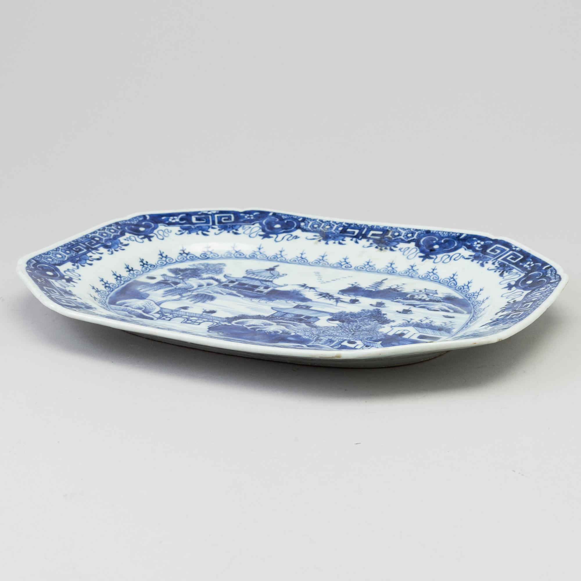 A blue and white export porcelain platter, Qing dynasty, Qianlong (1736-95).