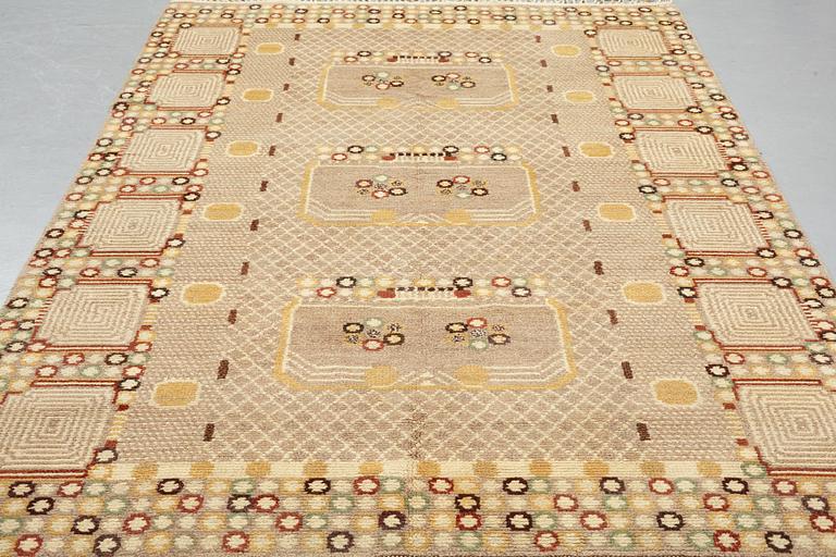 Barbro Nilsson, matto, "Krabban, grå", knotted pile, ca 272-277 x 178,5-183 cm, signed AB MMF BN.
