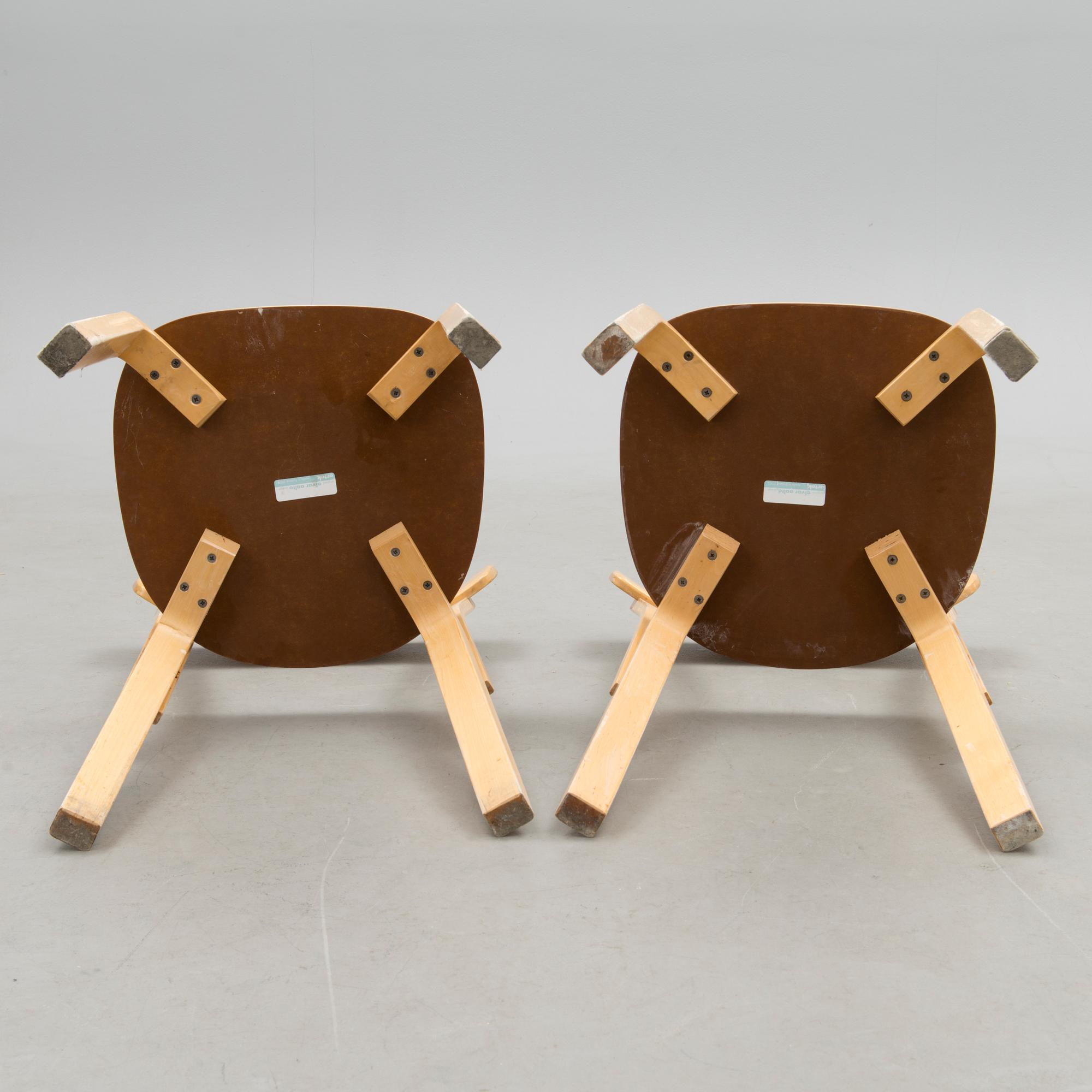 ALVAR AALTO, PÖYTÄ, 1960/70-luku ja TUOLIA, 4 kpl malli 69, Artek, 2000-luku.