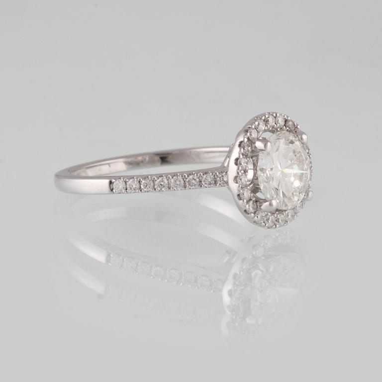 RING, 18K vitguld med briljantslipad diamant 1.07 ct samt små briljantsliapde diamanter 0.28 ct. Vikt 3.3 gram.