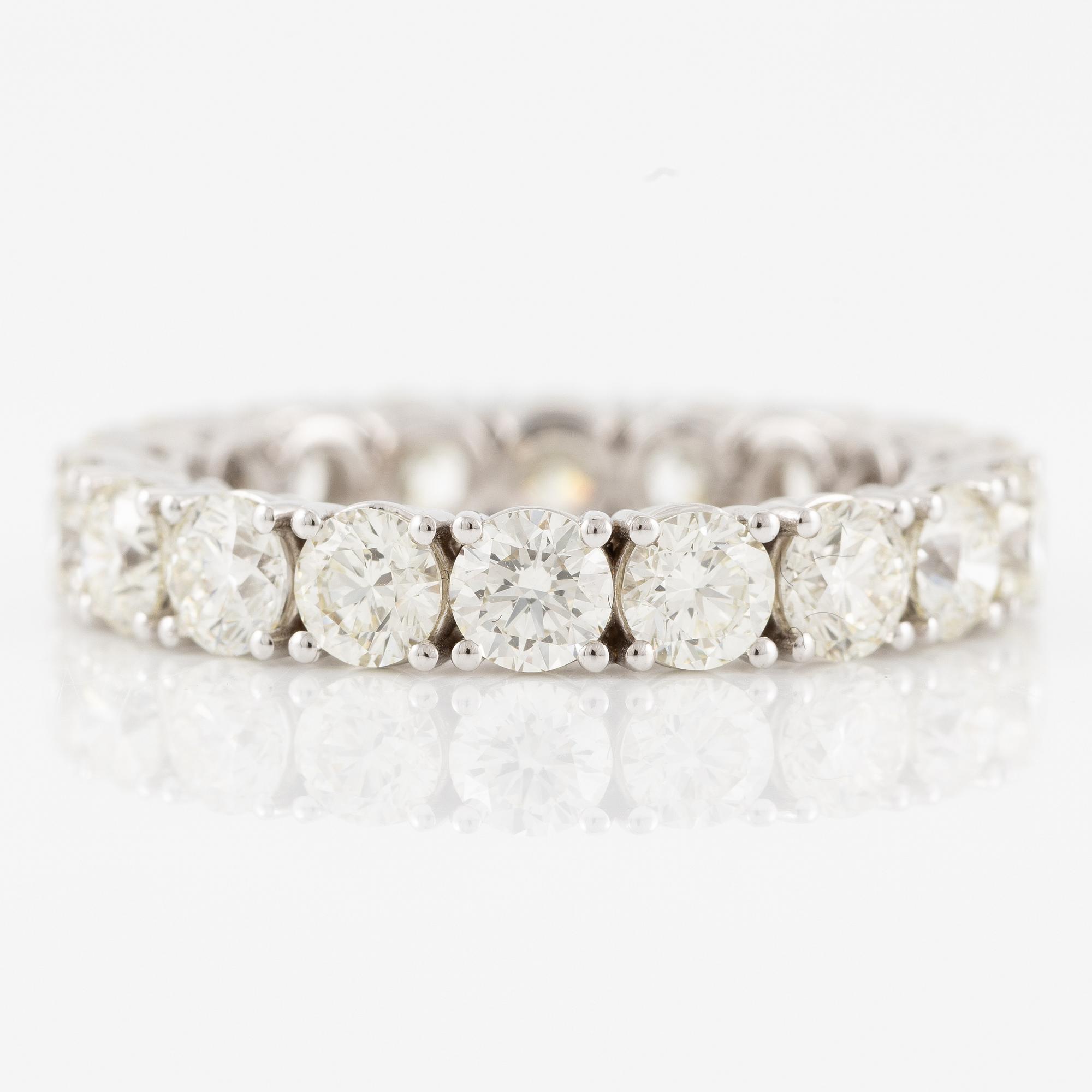 Ring full eternity 18K white gold with brilliant-cut diamonds.