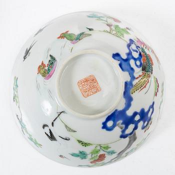 Skålar, tre stycken, samt litet blåvitt ytterfoder och lackask, porslin, Qingdynastin, 1800-tal.