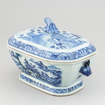 A blue and white tureen with cover, Qing dynasty, Qianlong (1736-95).