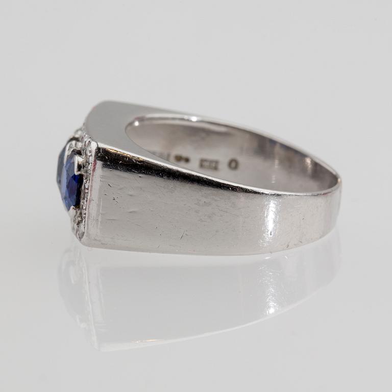 RING, 18 k vitguld med åttkantslipade diamanter ca 0.44 ct samt safirer. W A Bolin, Stockholm, 1938. Vikt ca 10 g.