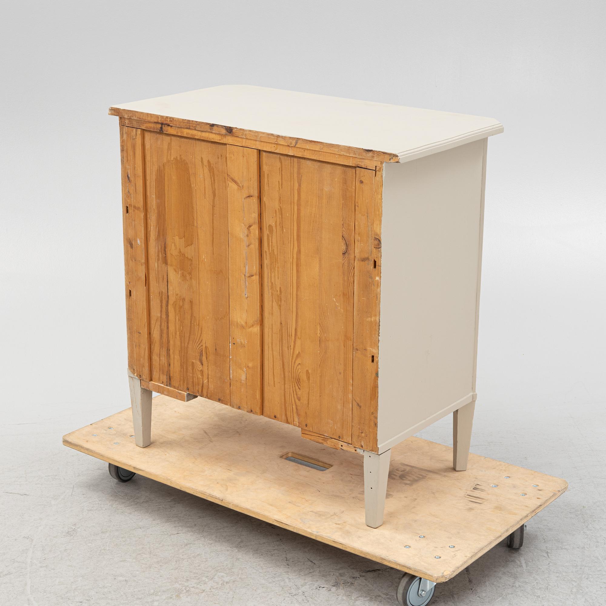 Chest of drawers, Gustavian style, first half of the 20th century.