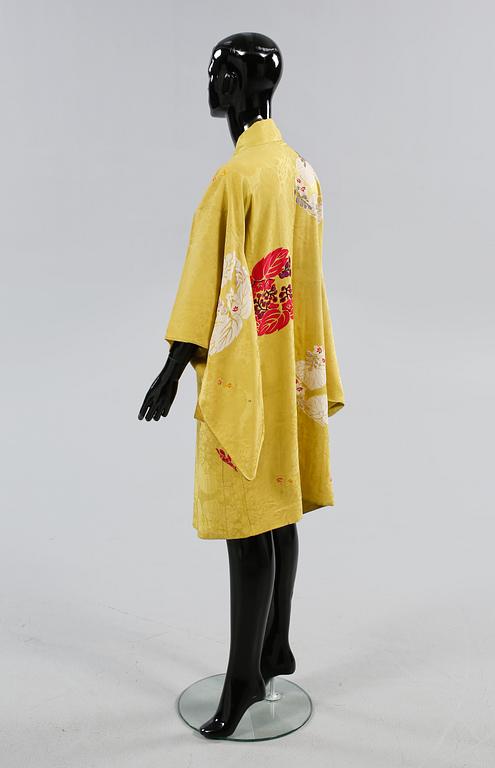 KIMONOS, 3 st, samt MORGONROCK, Japan, 1900-talets andra kvartal.