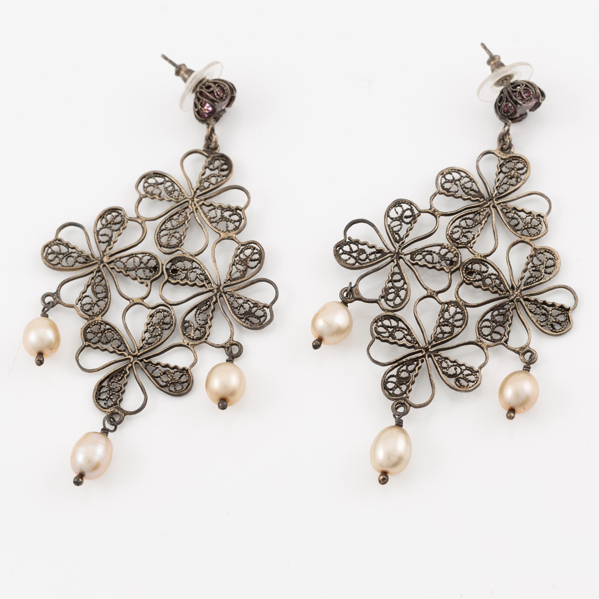 Yvone Christa, två par örhängen, silver, med genombruten dekor, med imitationsstenar.