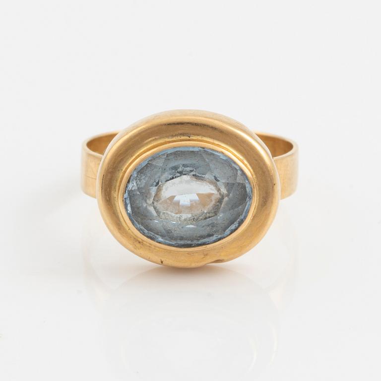 Ring 18K guld med syntetisk sten.