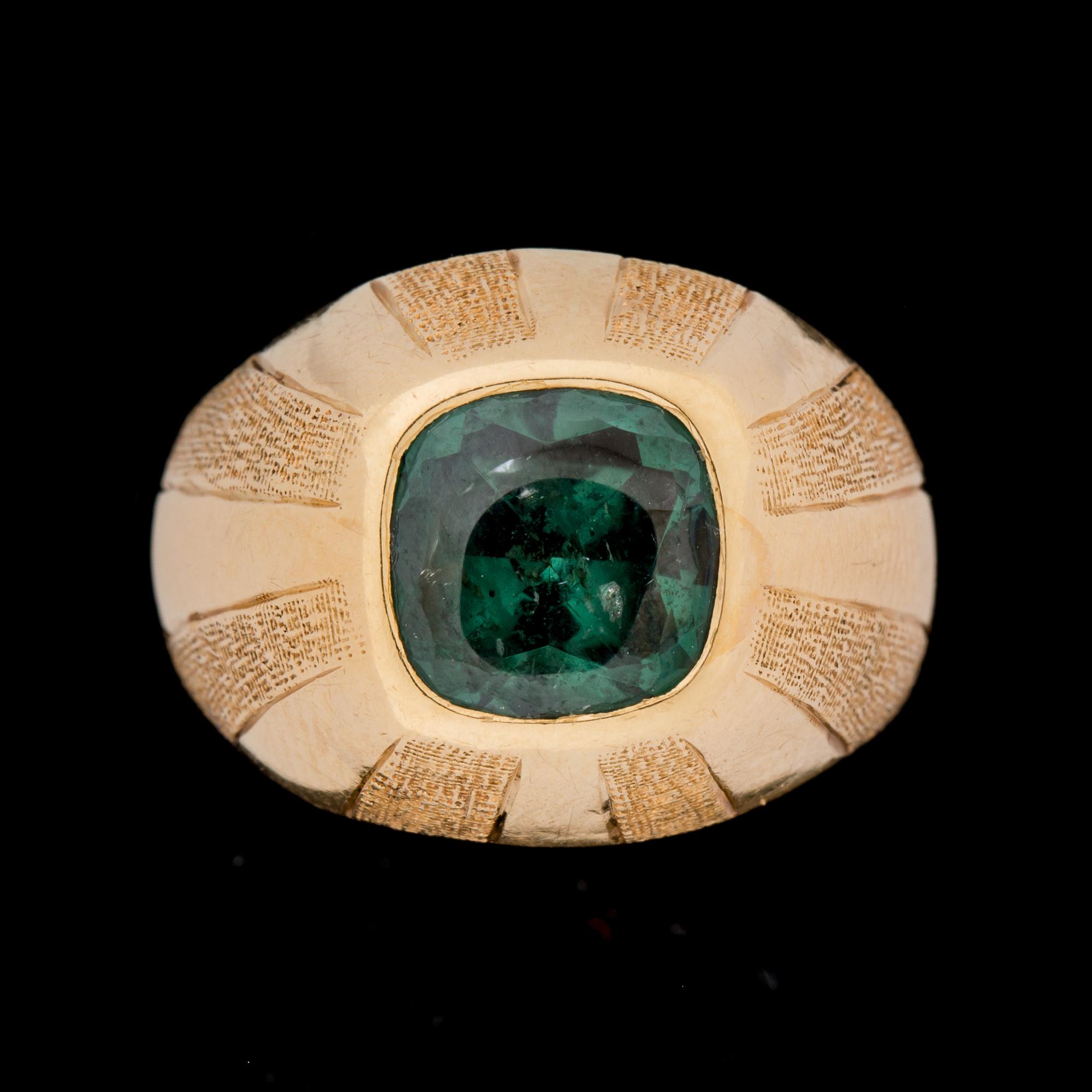 RING, 18 k guld med grön sten, Petterssons , Stockholm, 1955. Vikt ca 4 g.