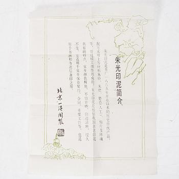 Penselställ med pensel samt ask med sigillvax, Kina, 1900-tal.