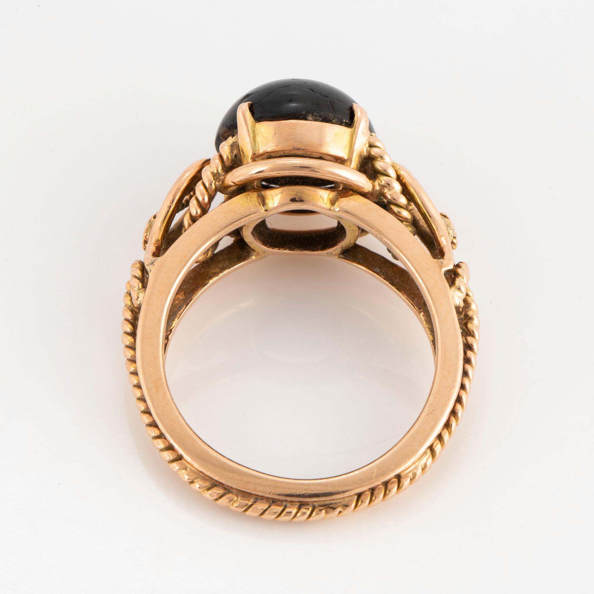 Ring 14K guld med en stjärnsafir.