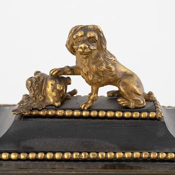 A mantle clock, end of the 19th Century.