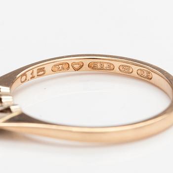 Elis Kauppi, Sormus,, 14K kultaa, timantteja n. 0.15 ct yht kaiverruksen mukaan. Kupittaan Kulta, Turku 1981.