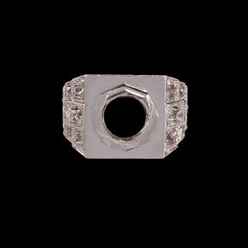 RING, 18k vitguld med rosenslipade och äldre briljantslipade diamanter. Vikt 12 g.