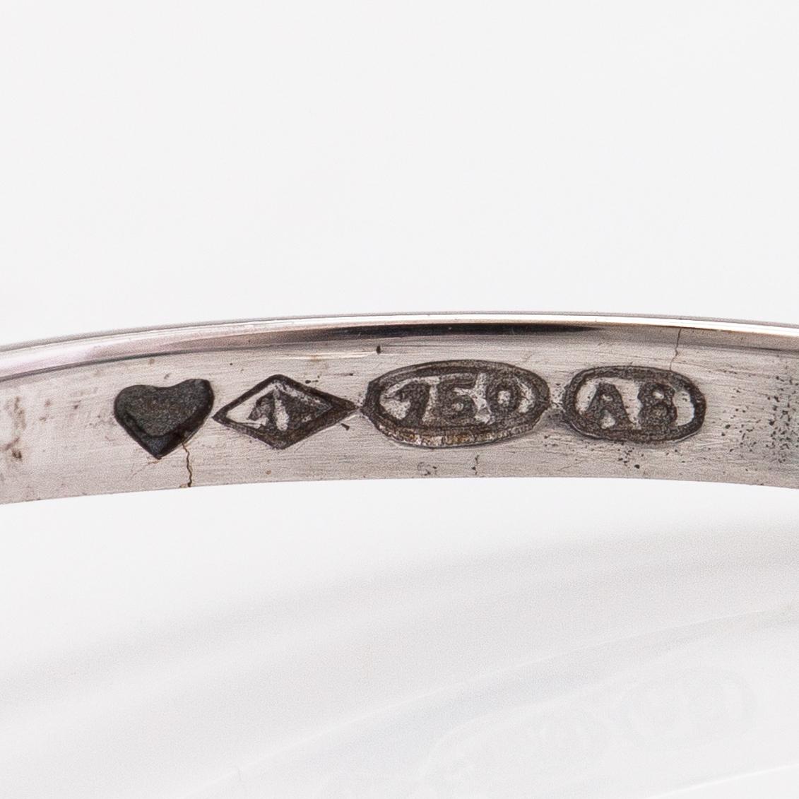 Ring, 18K vitguld, smaragd och diamanter ca 0.05 ct tot. A Tillander, Helsingfors 1978.