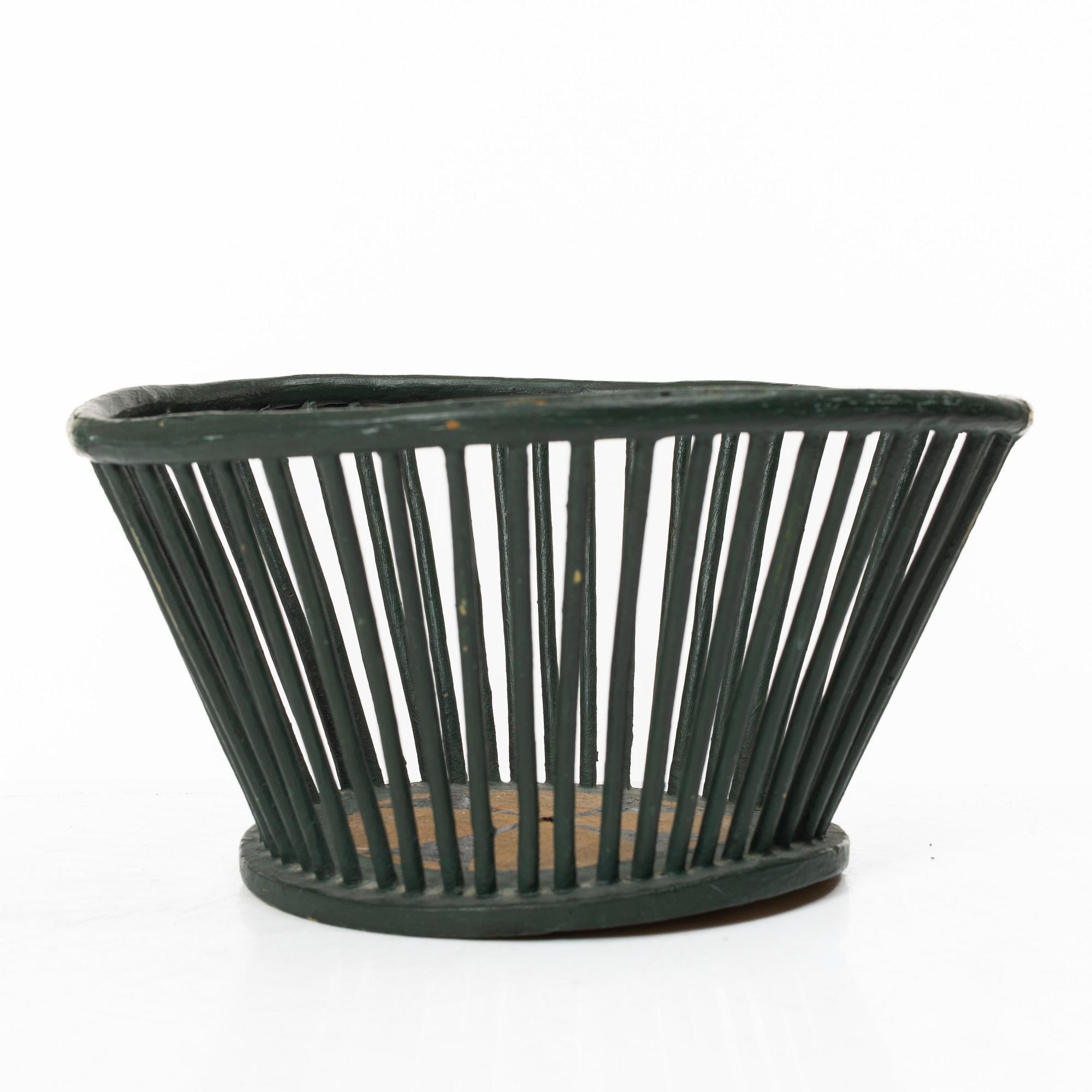 Pine basket, 19th century.