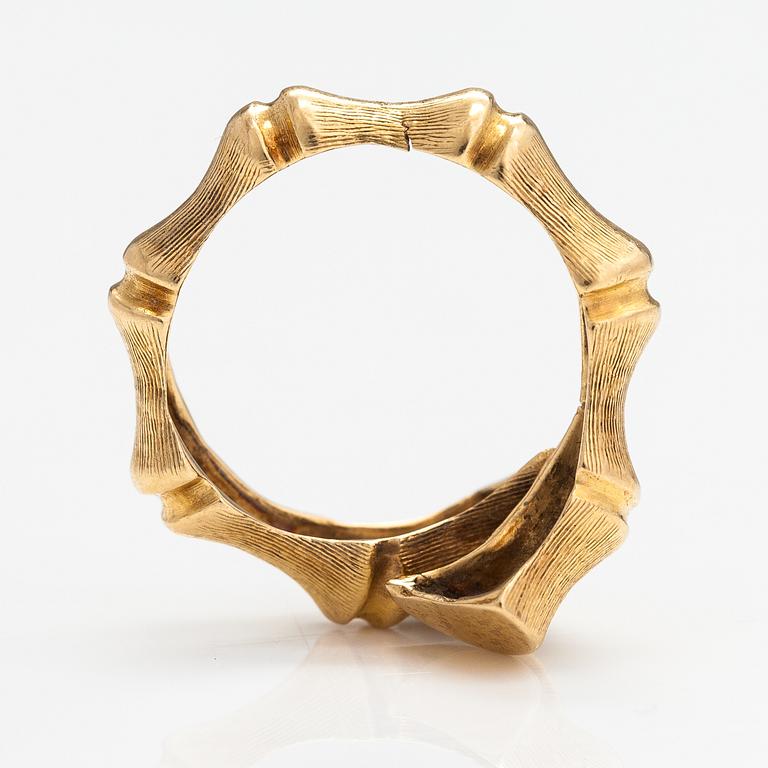 An 18K gold ring.