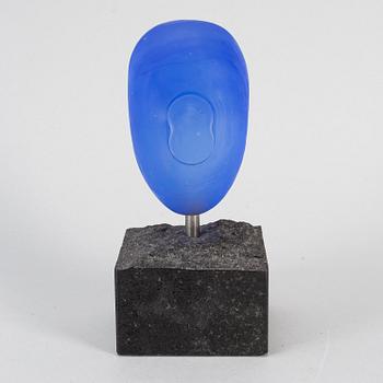 BERTIL VALLIEN, a blue glass sculpture head, Kosta Boda, Sweden.