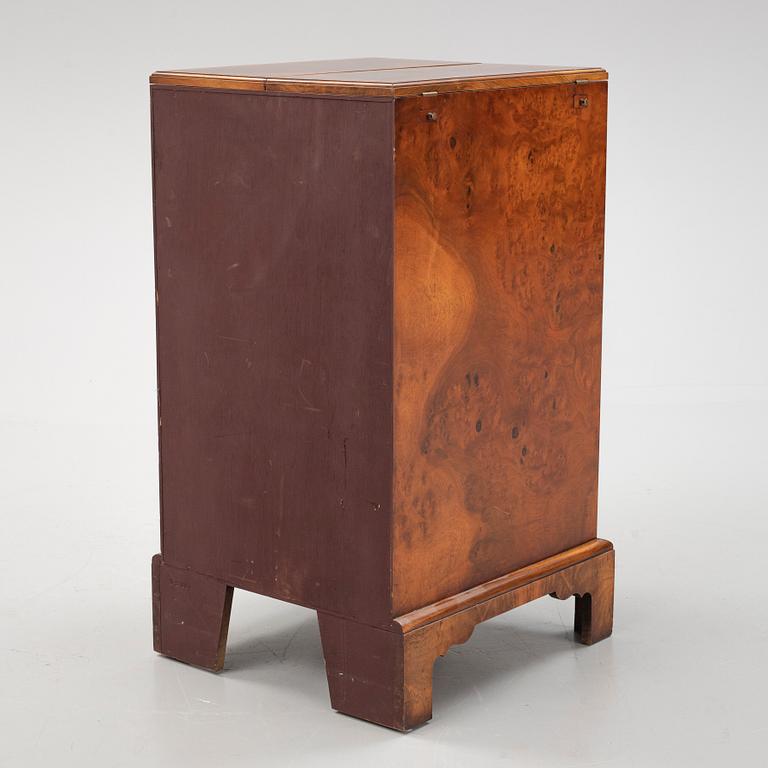 Byrå, England, 1900-tal.