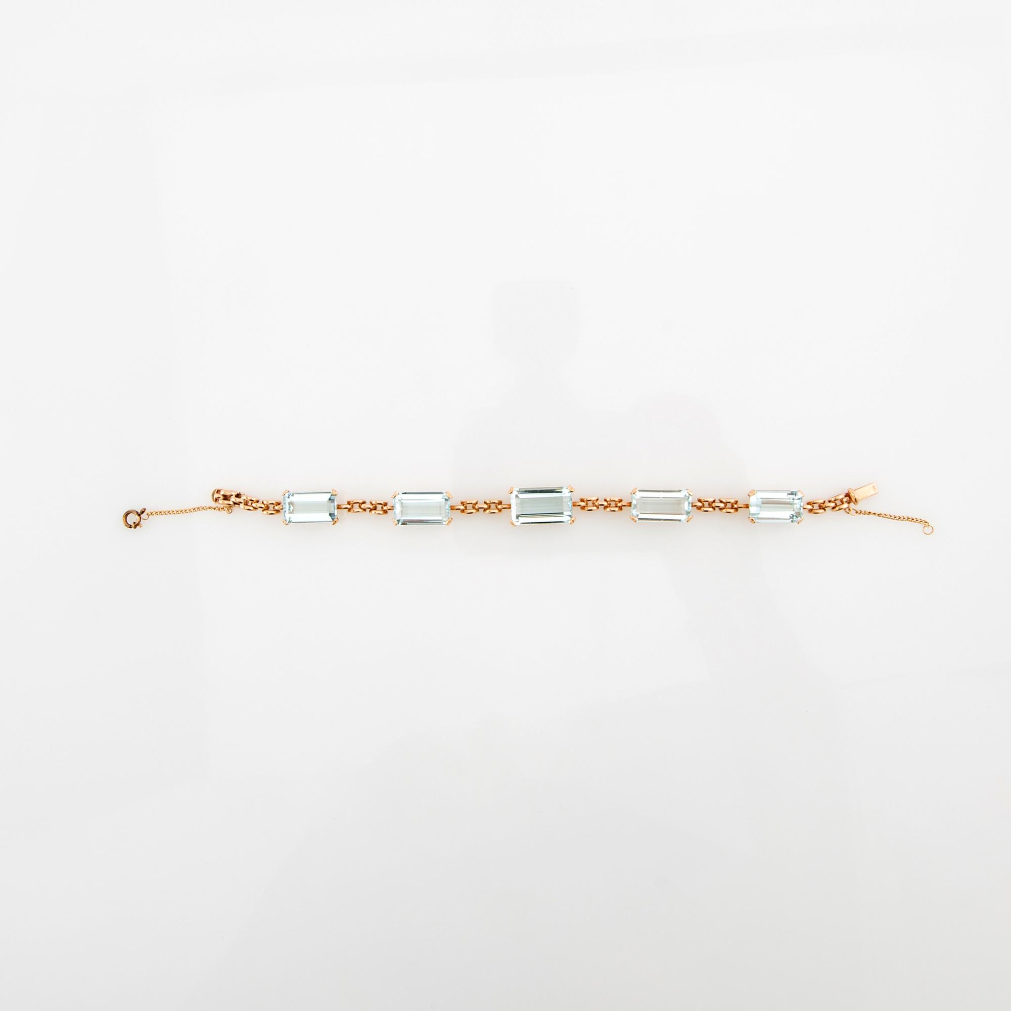 Bracelet 18K gold with step-cut aquamarines.