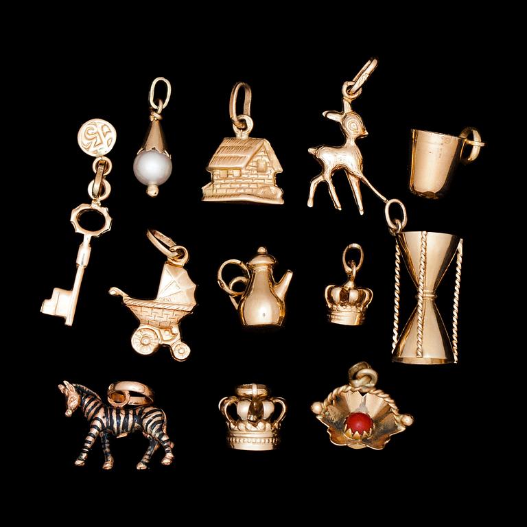 BERLOCKER, 12 st. 18k guld. 1950-tal. Vikt tot ca 17 g.