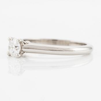Cartier, ring, platina med briljantslipad diamant, medföljande GIA dossier.