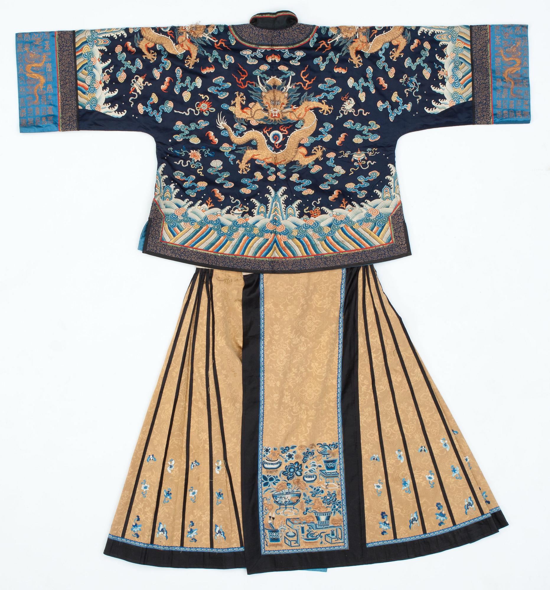 ROBE AND SKIRT, silk. The height of the robe is 64 cm, the height of the skirt 93 cm. China the beginning of the 20th century.