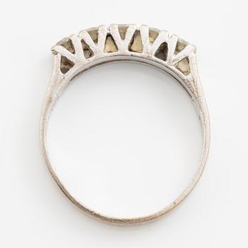 Ring, 18K white gold set with five brilliant-cut diamonds.